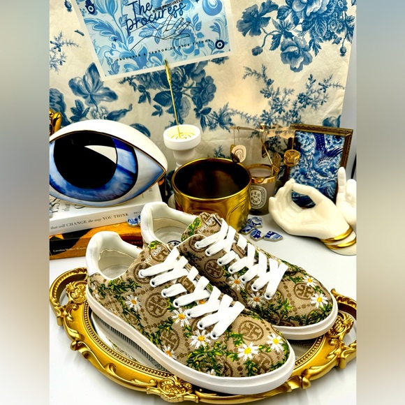 🆕 TORY BURCH 🧿 NWOT Howell Court T Monogram Floral-Embroidered Sneakers - Picture 2 of 16